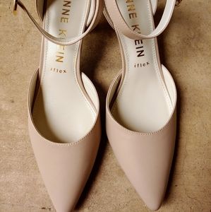 NIB Anne Klein Kitten Heel Taupe